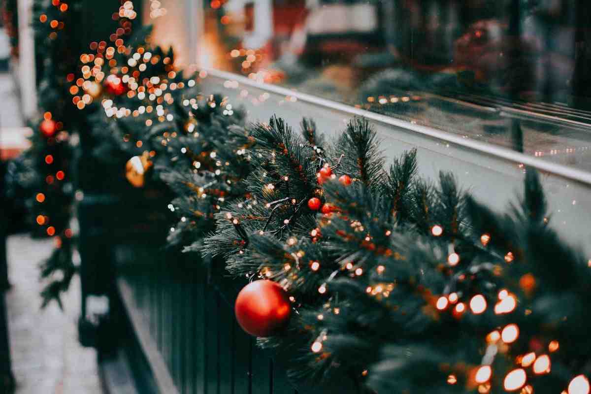 Luci di Natale, quanto pesano sulla bolletta? I consigli per risparmiare