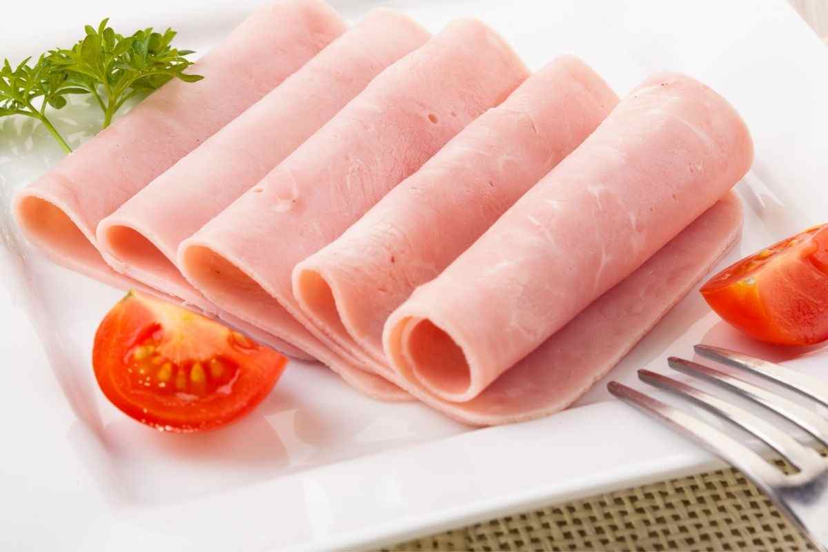 Allerta alimentare: scatta il ritiro di questo prosciutto cotto per rischio Listeria monocytogenes